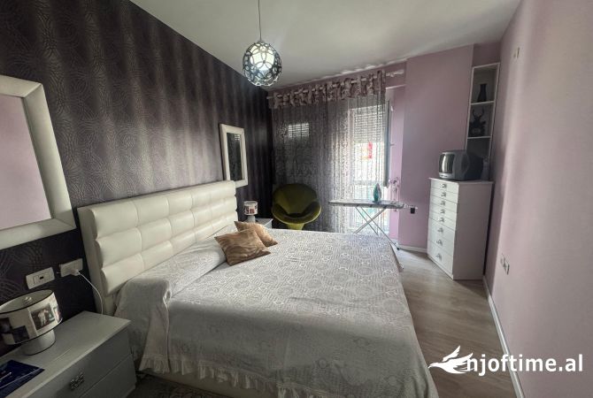Shtepi ne shitje Apartament ne Tirane, 2+1, Mobilimi E mobiluar, Pagesa 230,000  Euro.