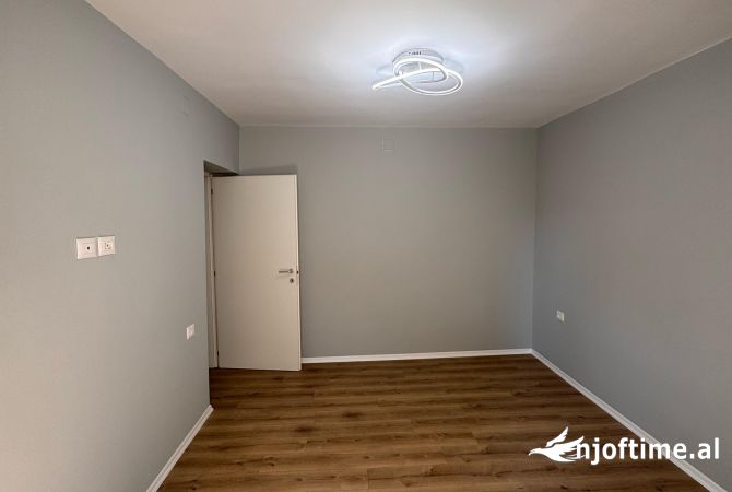 Shtepi ne shitje Apartament ne Tirane, 2+1, Mobilimi Bosh, pa mobiluar, Pagesa 179,000  Euro.