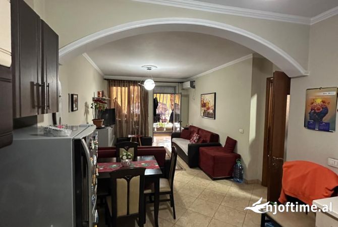 Shtepi me qera Apartament ne Tirane, 1+1, Mobilimi E mobiluar, Pagesa 400  Euro.