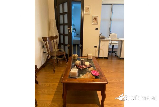 Ambient biznesi me qera 3+1 ne Tirane - 1,000 Euro