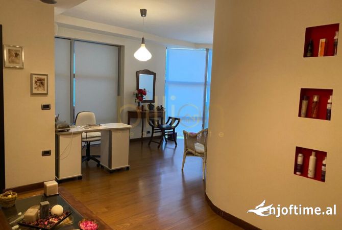 Ambient biznesi me qera 3+1 ne Tirane - 1,000 Euro