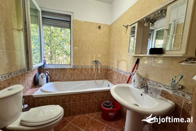 Shtepi ne shitje Apartament ne Tirane, 3+1, Mobilimi Pjeserisht e mobiluar, Pagesa 217,000  Euro.