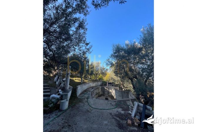 Shtepi ne shitje Vila Luksoze ne Tirane, 5+1, Mobilimi Bosh, pa mobiluar, Pagesa 872,000  Euro.