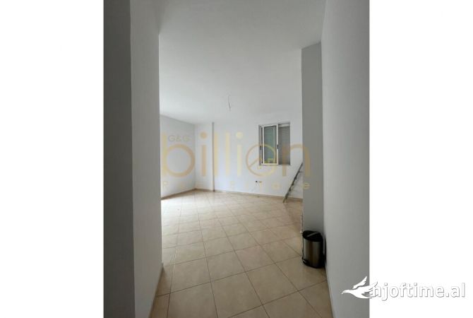 Shtepi ne shitje Apartament ne Tirane, 2+1, Mobilimi Bosh, pa mobiluar, Pagesa 100,000  Euro.