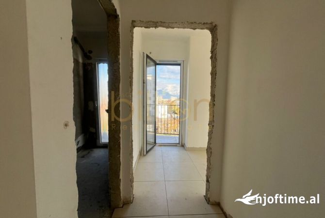 Shtepi ne shitje Apartament ne Tirane, 1+1, Mobilimi Bosh, pa mobiluar, Pagesa 98,000  Euro.