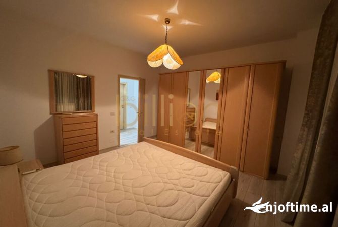 Shtepi ne shitje Apartament ne Tirane, 1+1, Mobilimi E mobiluar, Pagesa 180,000  Euro.