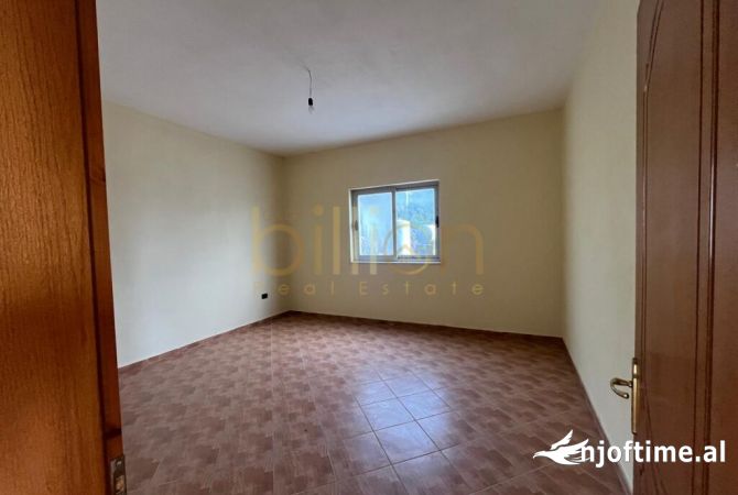 Shtepi ne shitje Vila Luksoze ne Tirane, 7+1, Mobilimi Bosh, pa mobiluar, Pagesa 410,000  Euro.