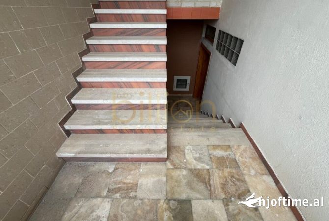 Shtepi ne shitje Vila Luksoze ne Tirane, 7+1, Mobilimi Bosh, pa mobiluar, Pagesa 370,000  Euro.