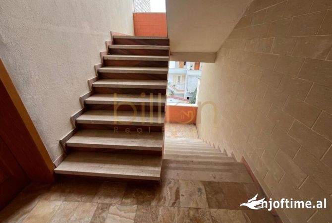 Shtepi ne shitje Vila Luksoze ne Tirane, 7+1, Mobilimi Bosh, pa mobiluar, Pagesa 370,000  Euro.