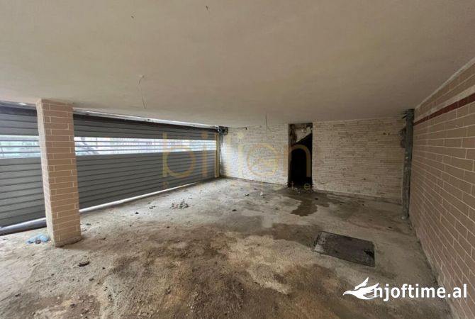 Shtepi ne shitje Vila Luksoze ne Tirane, 7+1, Mobilimi Bosh, pa mobiluar, Pagesa 370,000  Euro.