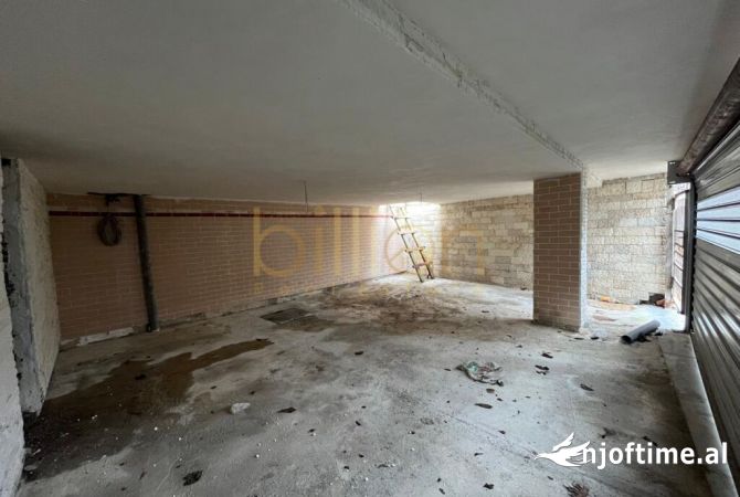 Shtepi ne shitje Vila Luksoze ne Tirane, 7+1, Mobilimi Bosh, pa mobiluar, Pagesa 370,000  Euro.