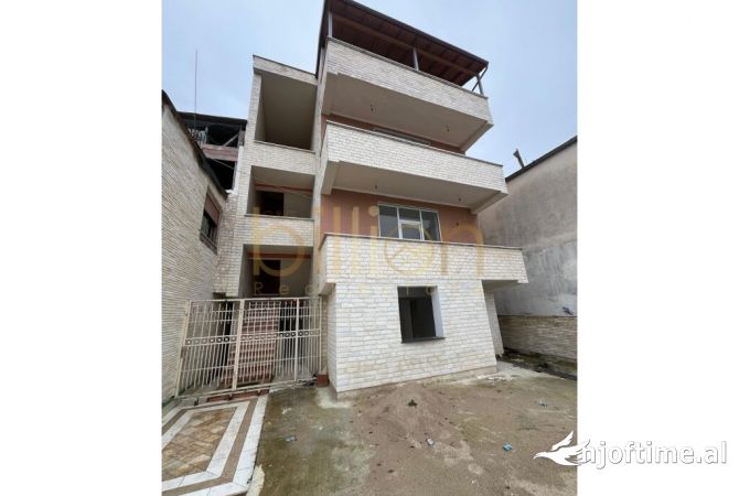 Shtepi ne shitje Vila Luksoze ne Tirane, 7+1, Mobilimi Bosh, pa mobiluar, Pagesa 370,000  Euro.