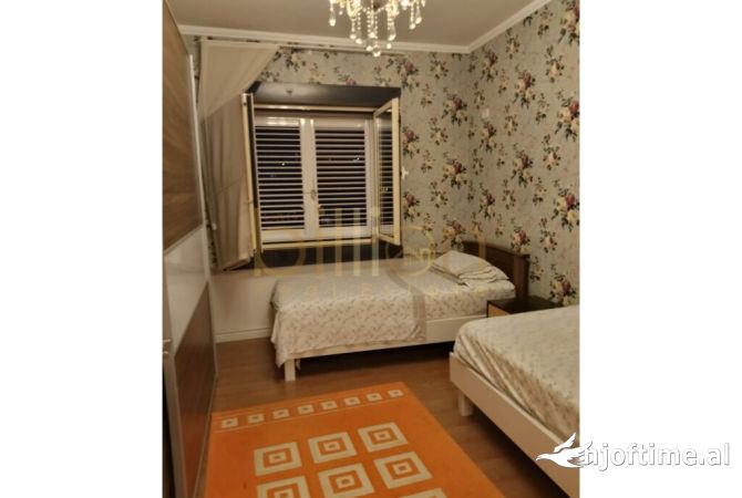 Shtepi ne shitje Apartament ne Tirane, 3+1, Mobilimi E mobiluar, Pagesa 700,000  Euro.