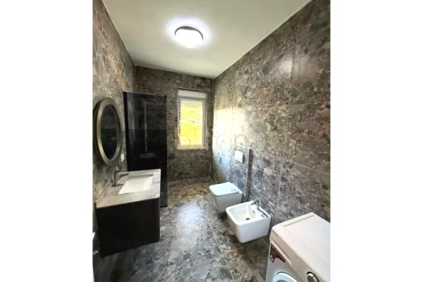 Shtepi ne shitje Apartament ne Durres, 2+1, Mobilimi E mobiluar, Pagesa 148,000  Euro.