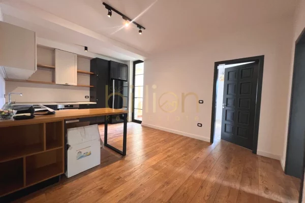 Business Property for Rent 3+1 in Tirana - 1,000 Euro