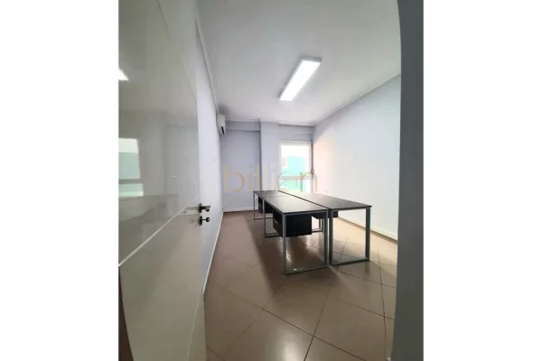 ZYRE MODERNE ME QIRA NE RRUGEN JERONIM DE RADA. 800 EURO/MUAJ.​ ID: Billion4522