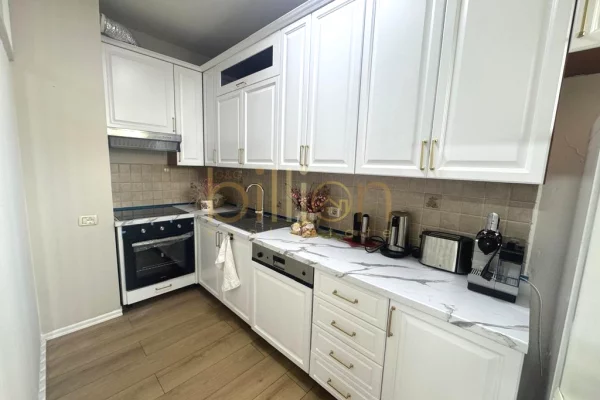 Shtepi me qera 2+1 ne Tirane - 1,300 Euro