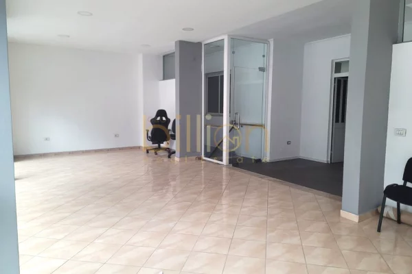 JEPET AMBJENT KOMERCIAL PER QIRA NE LAPRAK. 1500 Euro/muaj. Billion4539​