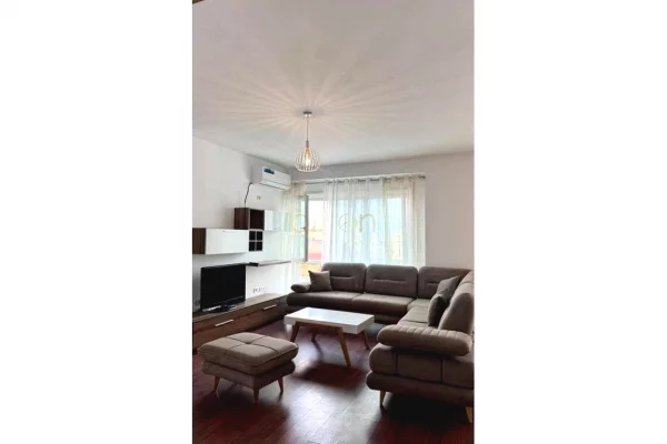 Shtepi me qera 2+1 ne Tirane - 700 Euro