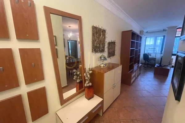 Shtepi me qera 2+1 ne Tirane - 1,200 Euro