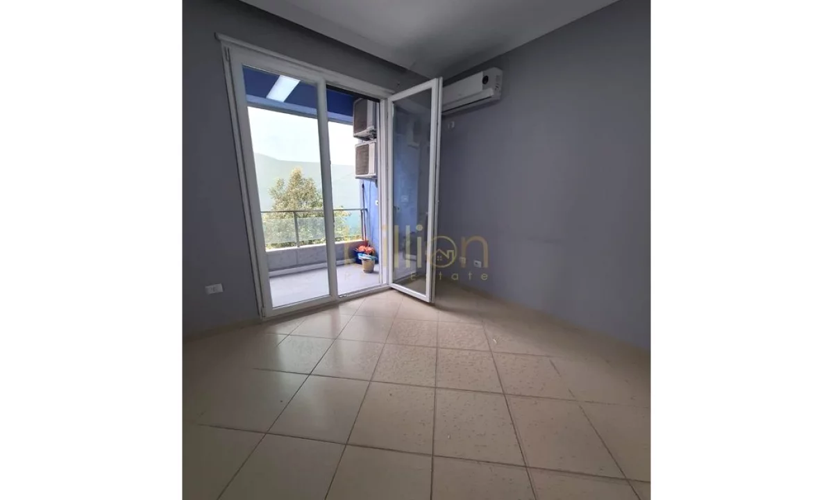 JEPET AMBJENT KOMERCIAL PER QIRA NE QENDER. 700 euro/muaj. Billion4604​