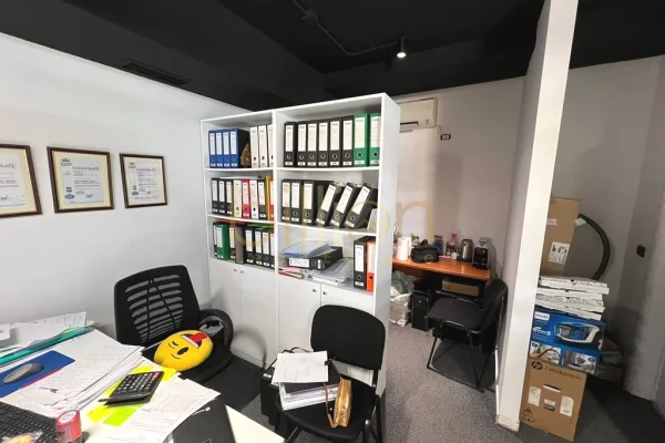 Ambient biznesi me qera 3+1 ne Tirane - 1,100 Euro