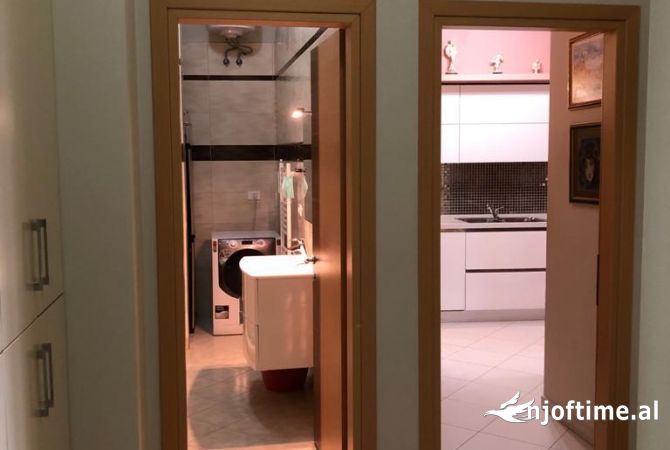 Shitet ambient biznesi te Rr Bogdaneve 93.1m2