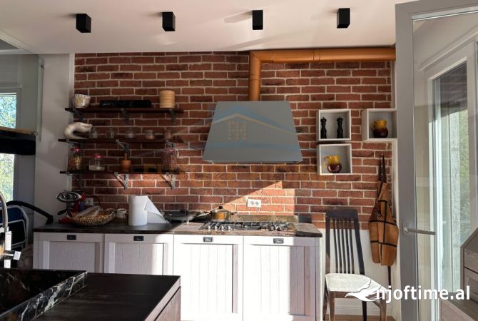 Shtepi ne shitje Duplex(shtepi me 2 kate) ne Tirane, 4+1, Mobilimi E mobiluar, Pagesa 436,000  Euro.