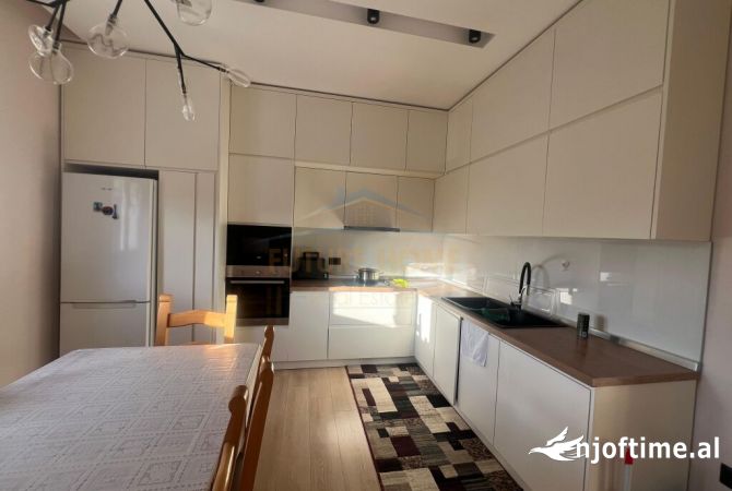 Shtepi me qera Vila Luksoze ne Tirane, 7+1, Mobilimi E mobiluar, Pagesa 6,500  Euro.