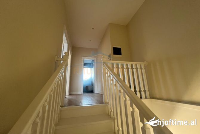 Shtepi ne shitje Duplex(shtepi me 2 kate) ne Tirane, 3+1, Mobilimi Pjeserisht e mobiluar, Pagesa 880,000  Euro.