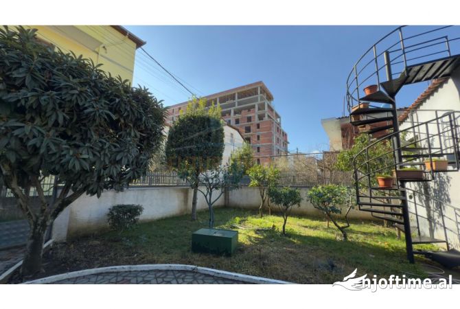 Shtepi ne shitje Vila Luksoze ne Tirane, 5+1, Mobilimi E mobiluar, Pagesa 370,000  Euro.