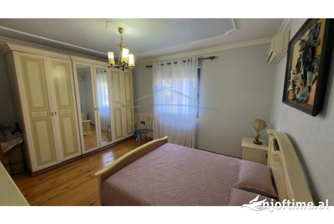 Shtepi ne shitje Vila Luksoze ne Tirane, 5+1, Mobilimi E mobiluar, Pagesa 370,000  Euro.