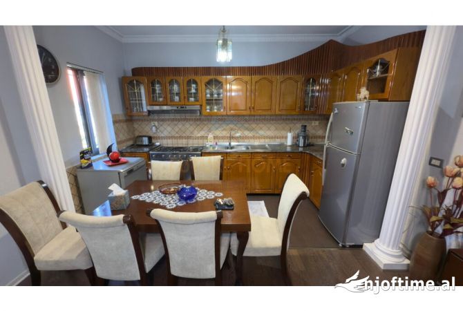 Shtepi ne shitje Vila Luksoze ne Tirane, 5+1, Mobilimi E mobiluar, Pagesa 370,000  Euro.