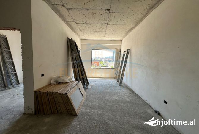 Shtepi ne shitje Apartament ne Tirane, 2+1, Mobilimi Pjeserisht e mobiluar, Pagesa 155,500  Euro.