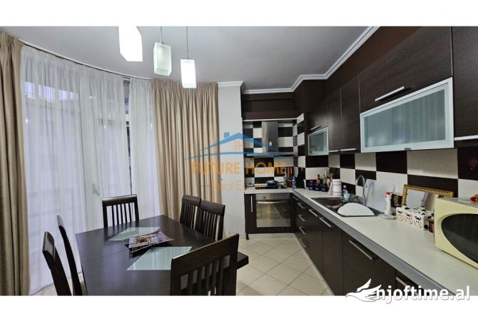 Shtepi ne shitje Apartament ne Tirane, 3+1, Mobilimi E mobiluar, Pagesa 140,000  Euro.