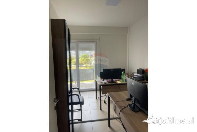 Ambient biznesi me qera 3+1 ne Tirane - 2,000 Euro