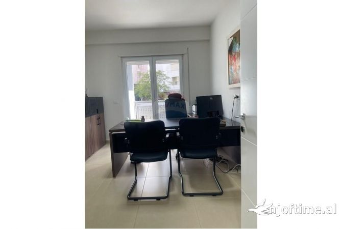 Ambient biznesi me qera 3+1 ne Tirane - 2,000 Euro