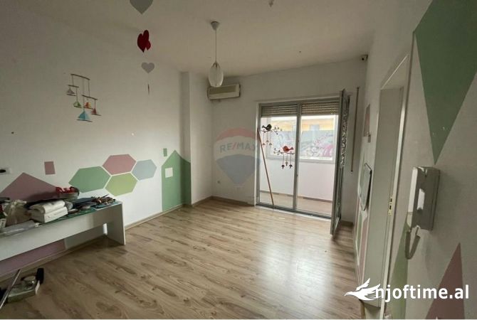 Ambient biznesi me qera 3+1 ne Tirane - 1,000 Euro