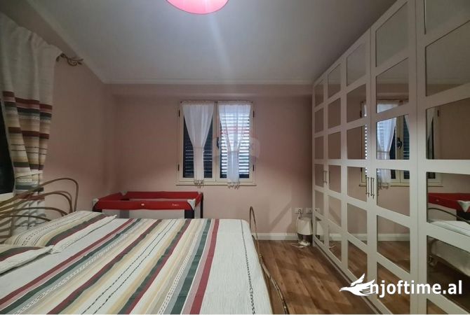 Shtepi ne shitje Apartament ne Tirane, 2+1, Mobilimi E mobiluar, Pagesa 150,000  Euro.