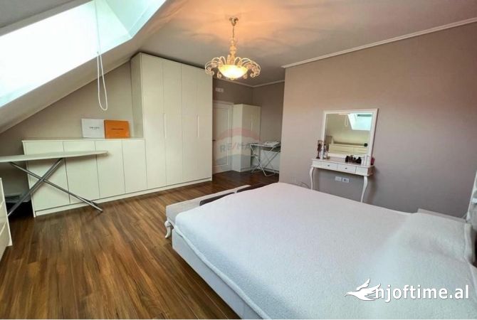 Shtepi ne shitje Duplex(shtepi me 2 kate) ne Tirane, 2+1, Mobilimi E mobiluar, Pagesa 310,000  Euro.