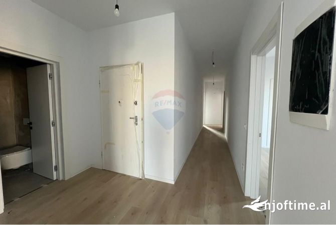Shtepi ne shitje Apartament ne Tirane, 2+1, Mobilimi Bosh, pa mobiluar, Pagesa 620,000  Euro.