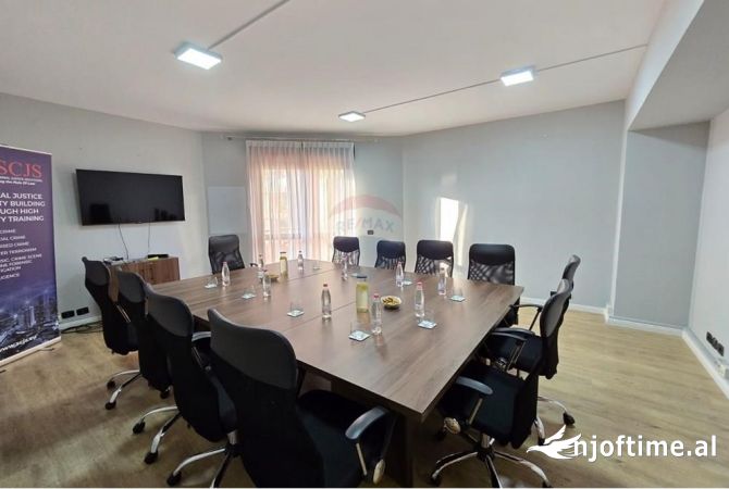 Ambient biznesi me qera 3+1 ne Tirane - 1,800 Euro