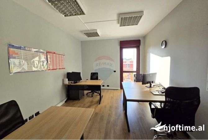 Ambient biznesi me qera 3+1 ne Tirane - 1,800 Euro