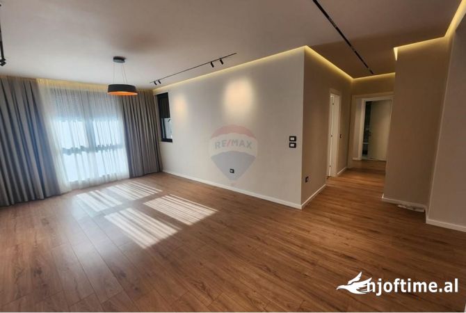 Shtepi ne shitje Apartament ne Tirane, 2+1, Mobilimi Pjeserisht e mobiluar, Pagesa 304,000  Euro.