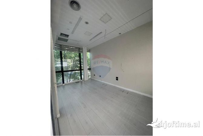 Ambient biznesi me qera 3+1 ne Tirane - 1,350 Euro