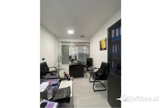 Ambient biznesi me qera 3+1 ne Tirane - 1,350 Euro