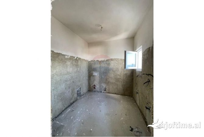 Shtepi ne shitje Apartament ne Tirane, 2+1, Mobilimi Bosh, pa mobiluar, Pagesa 176,500  Euro.