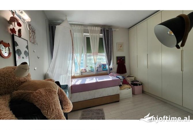 Shtepi ne shitje Apartament ne Tirane, 2+1, Mobilimi E mobiluar, Pagesa 288,000  Euro.