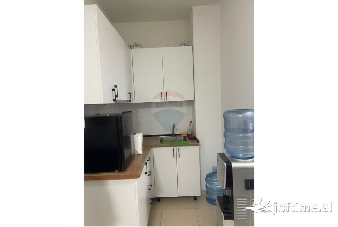 Ambient biznesi me qera 3+1 ne Tirane - 1,750 Euro
