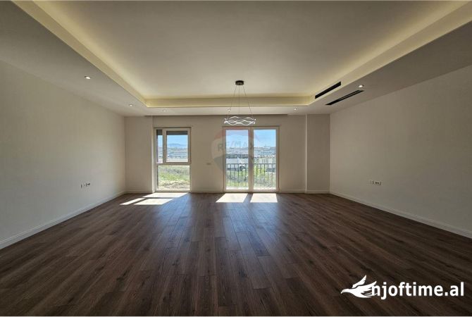 Shtepi ne shitje Penthose(kati i fundit panoramik) ne Tirane, 4+1, Mobilimi Bosh, pa mobiluar, Pagesa 450,000  Euro.